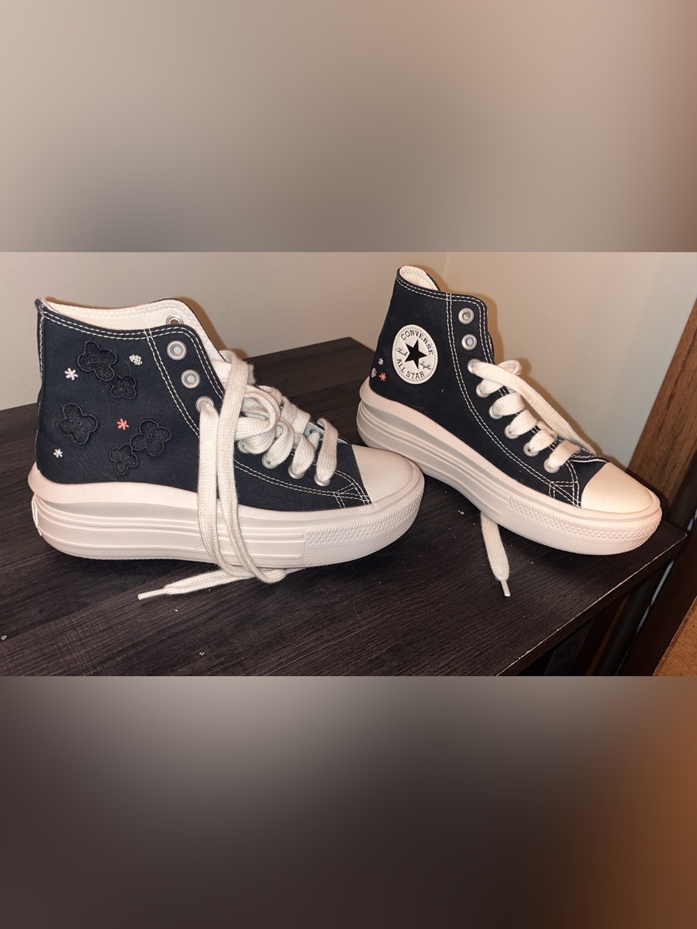 Floral embroidery woman’s converse